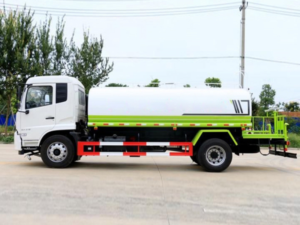 國(guó)六15方東風(fēng)天錦灑水車