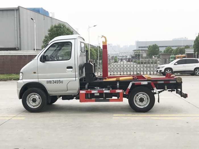 3立方東風(fēng)勾臂式垃圾車