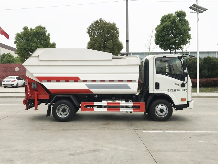 大運8立方后掛桶式垃圾車