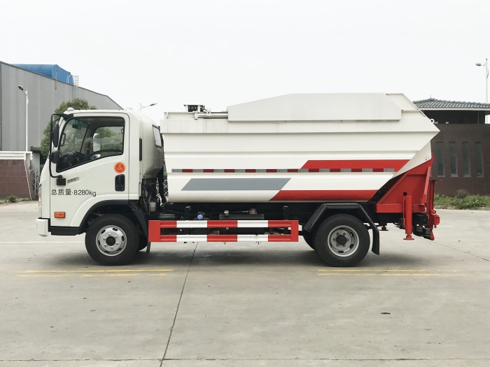 大運8立方后掛桶式垃圾車