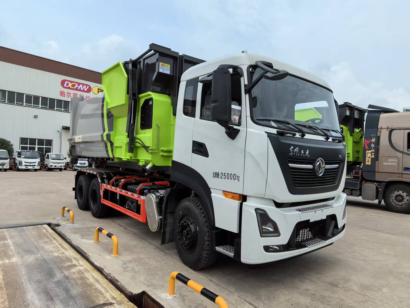 東風(fēng)天龍勾臂垃圾車